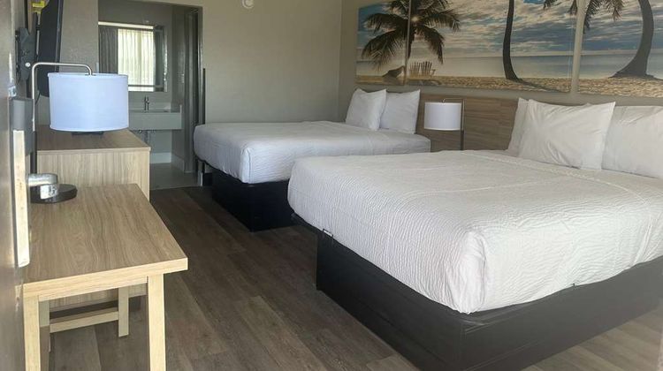 Days Inn by Wyndham Fort Myers Room