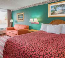 Days Inn by Wyndham Fort Myers Room