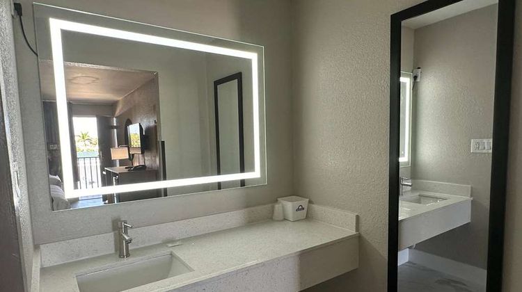 Days Inn by Wyndham Fort Myers Room
