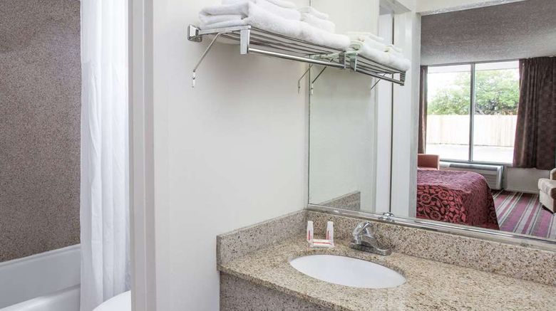 <b>Days Inn by Wyndham Fort Myers Room</b>. Images powered by <a href="https://iceportal.shijigroup.com/" title="IcePortal" target="_blank">IcePortal</a>.