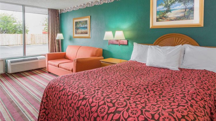 Days Inn by Wyndham Fort Myers Room