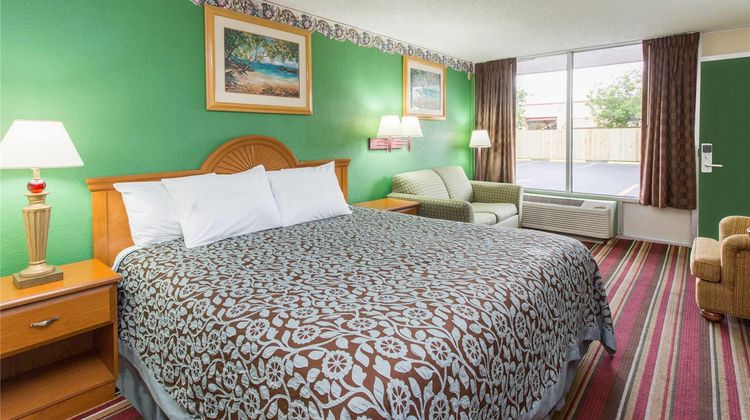 Days Inn by Wyndham Fort Myers Room