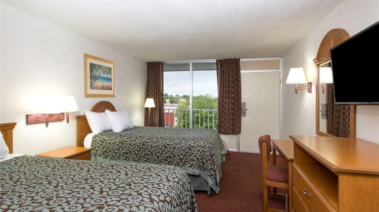 Days Inn by Wyndham Fort Myers Room