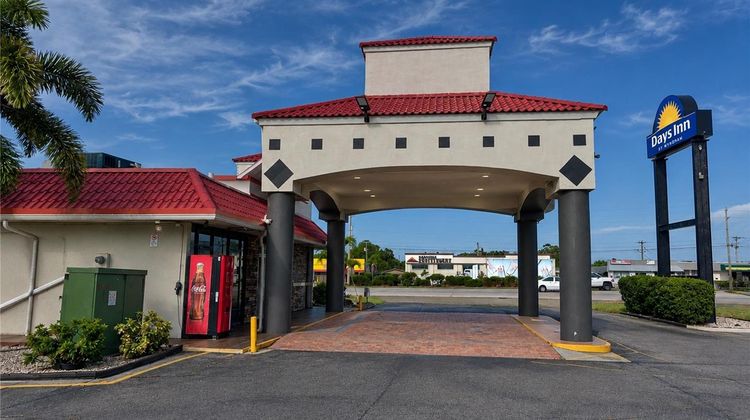 Days Inn by Wyndham Fort Myers Exterior