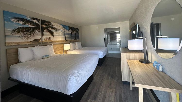 Days Inn by Wyndham Fort Myers Room