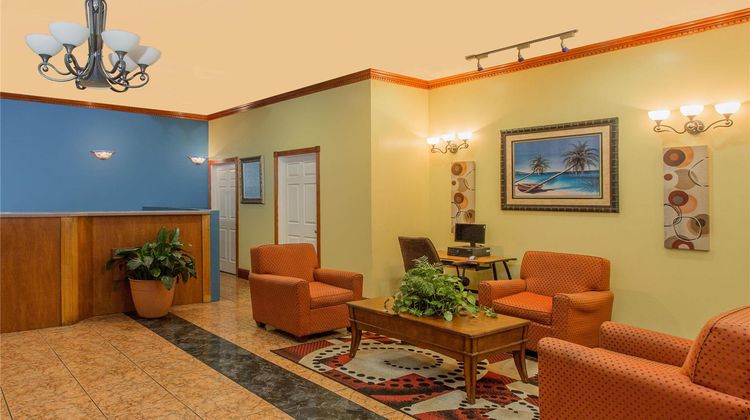 Days Inn by Wyndham Fort Myers Lobby