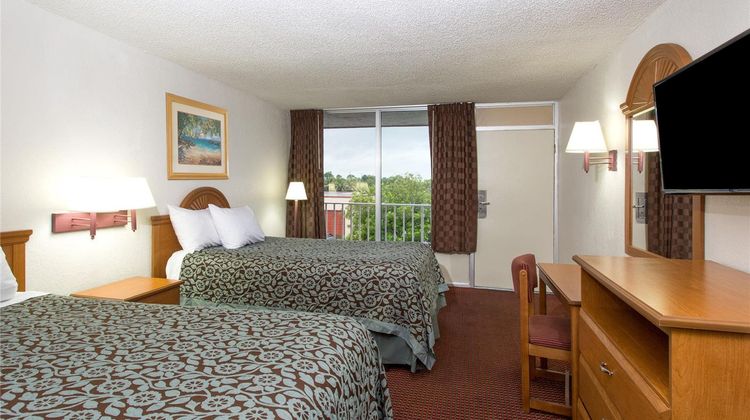 Days Inn by Wyndham Fort Myers Room