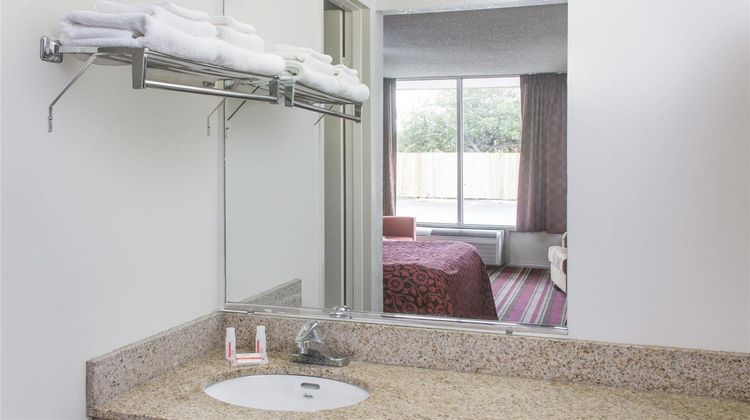 Days Inn by Wyndham Fort Myers Room