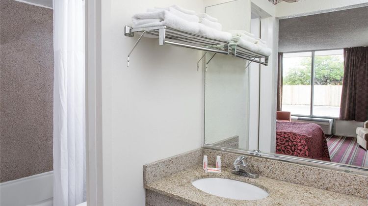 Days Inn by Wyndham Fort Myers Room