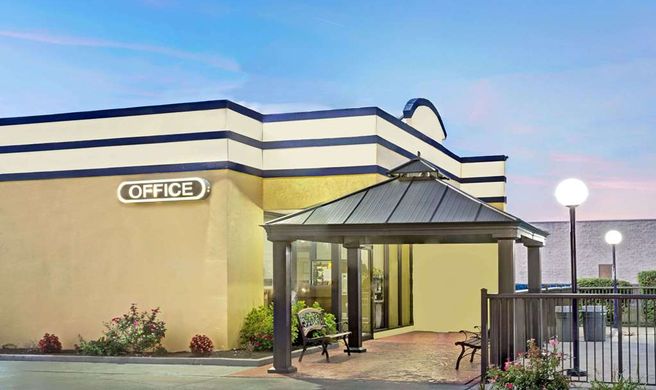 Days Inn Norfolk Military Circle Exterior