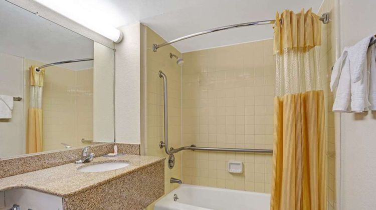Days Inn Norfolk Military Circle Room