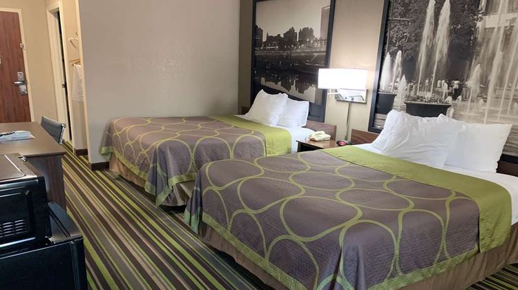 Super 8 Hernando Room