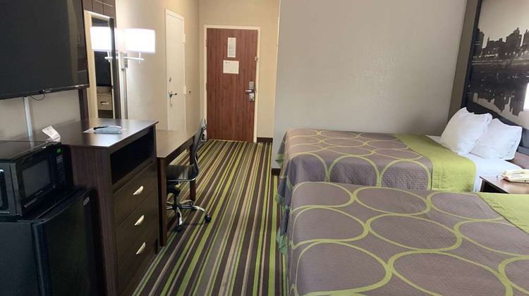 Super 8 Hernando Room