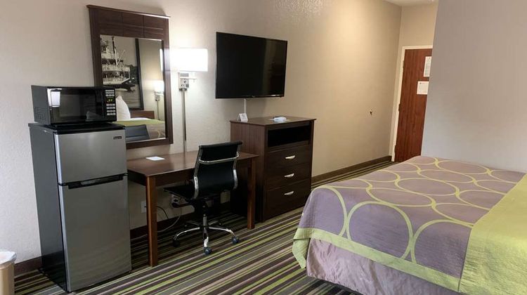 Super 8 Hernando Room