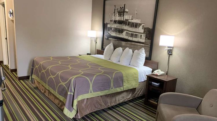 Super 8 Hernando Room