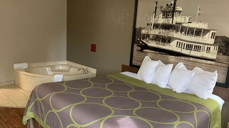 Super 8 Hernando Suite