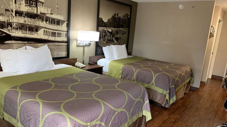 Super 8 Hernando Room