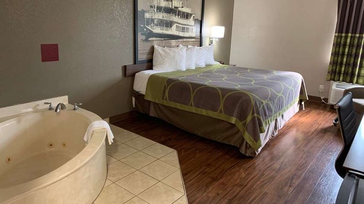 Super 8 Hernando Suite