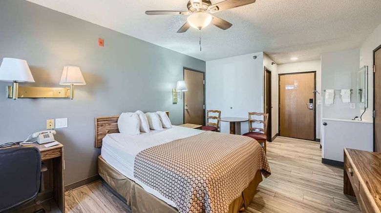 <b>Travelodge Longmont Room</b>. Images powered by <a href="https://iceportal.shijigroup.com/" title="IcePortal" target="_blank">IcePortal</a>.