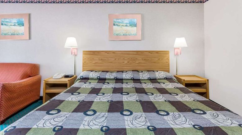 <b>Knights Inn Ruther Glen Room</b>. Images powered by <a href="https://iceportal.shijigroup.com/" title="IcePortal" target="_blank">IcePortal</a>.