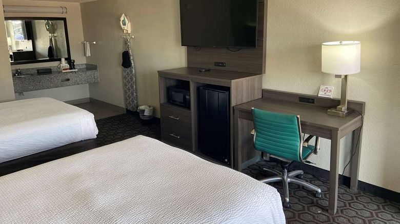 <b>Days Inn Wagoner Room</b>. Images powered by <a href="https://iceportal.shijigroup.com/" title="IcePortal" target="_blank">IcePortal</a>.