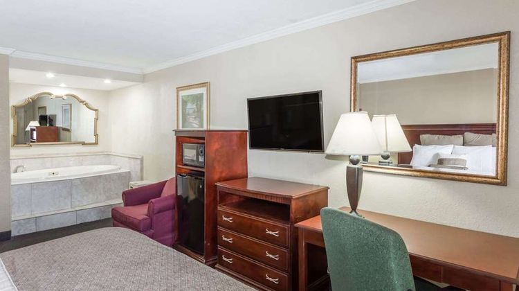 Days Inn Destin Suite