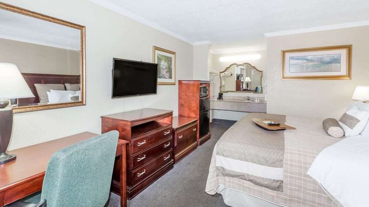 Days Inn Destin Room