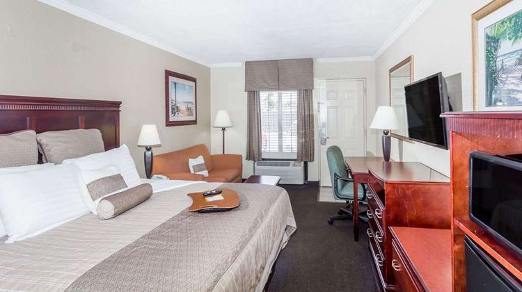 Days Inn Destin Room