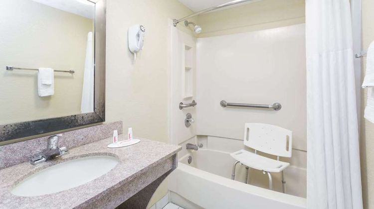 Days Inn Destin Room