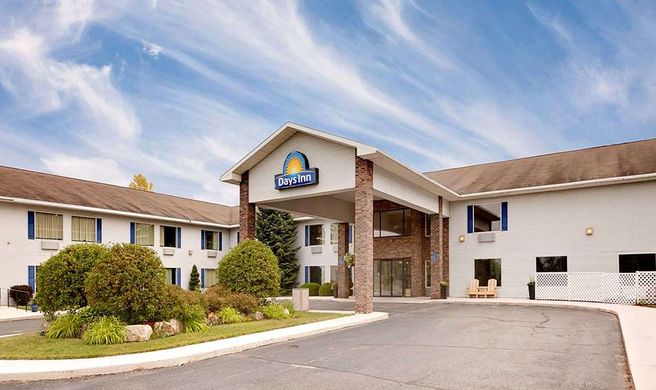 Days Inn Cadillac Exterior