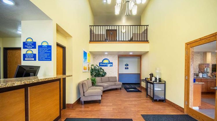 Days Inn Evansdale Waterloo Lobby