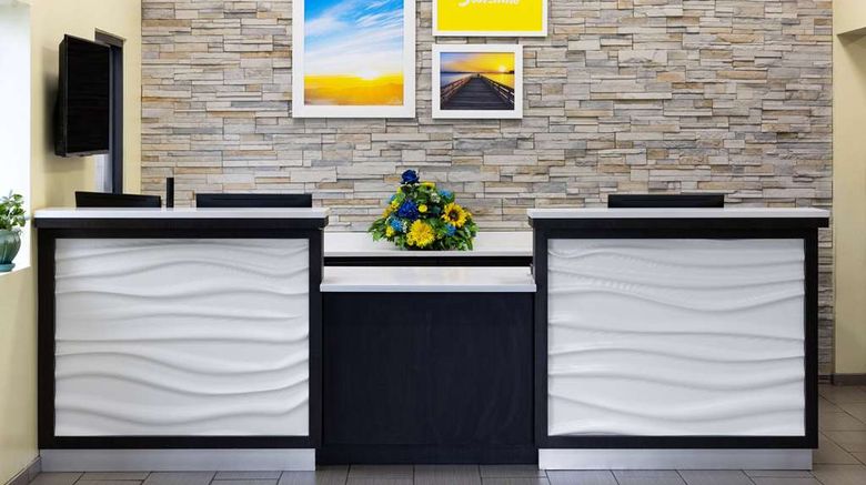 <b>Days Inn Ladson Summerville Charleston Lobby</b>. Images powered by <a href="https://iceportal.shijigroup.com/" title="IcePortal" target="_blank">IcePortal</a>.