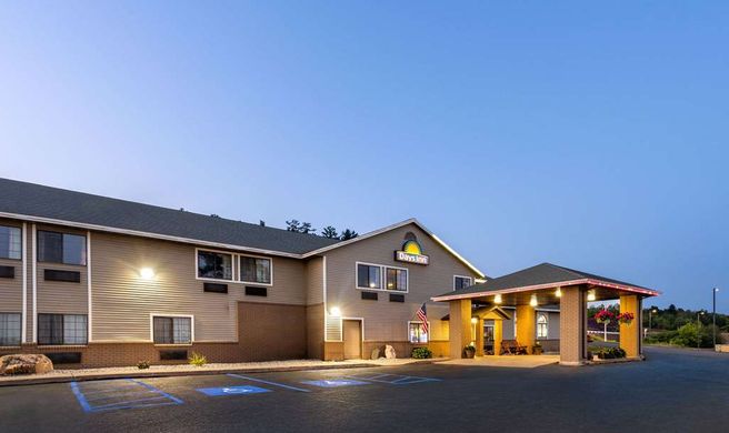 Days Inn Iron Mountain Exterior