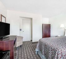Days Inn by Wyndham St Clairsville Room