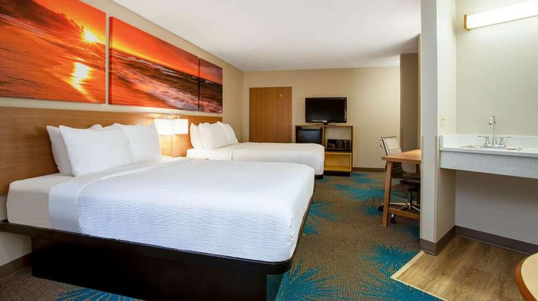<b>Days Inn Marquette Suite</b>. Images powered by <a href="https://iceportal.shijigroup.com/" title="IcePortal" target="_blank">IcePortal</a>.