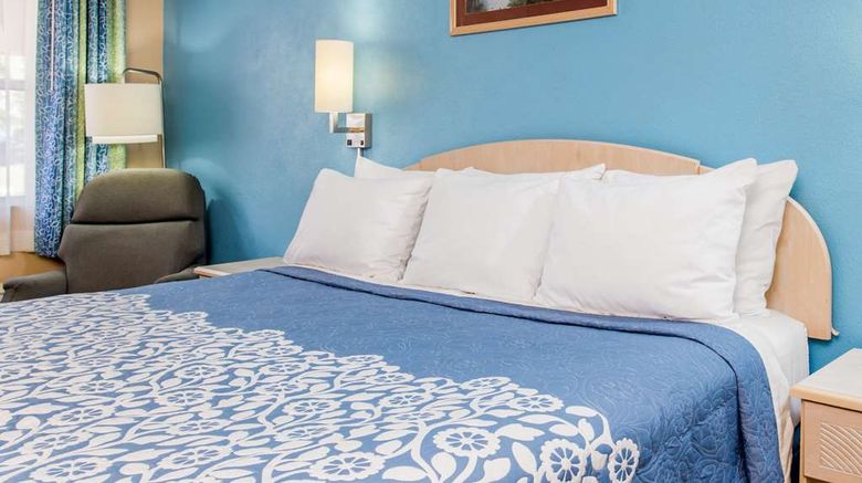 <b>Days Inn Bradenton I-75 Room</b>. Images powered by <a href="https://iceportal.shijigroup.com/" title="IcePortal" target="_blank">IcePortal</a>.
