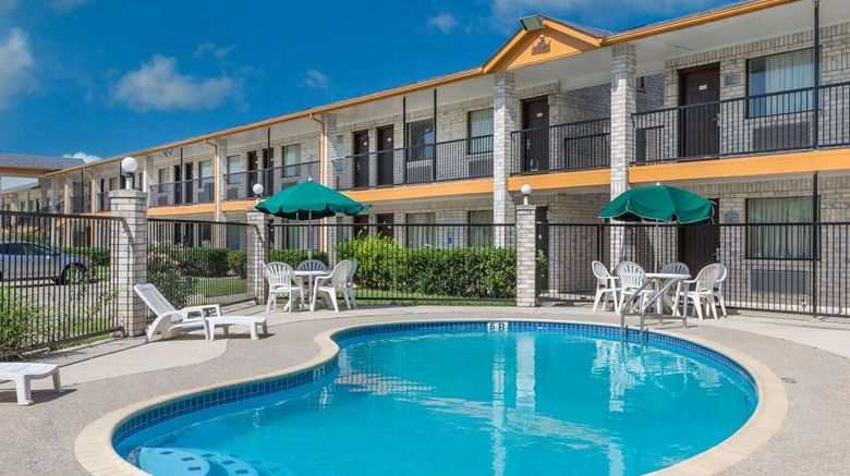 <b>Days Inn San Antonio Pool</b>. Images powered by <a href="https://iceportal.shijigroup.com/" title="IcePortal" target="_blank">IcePortal</a>.