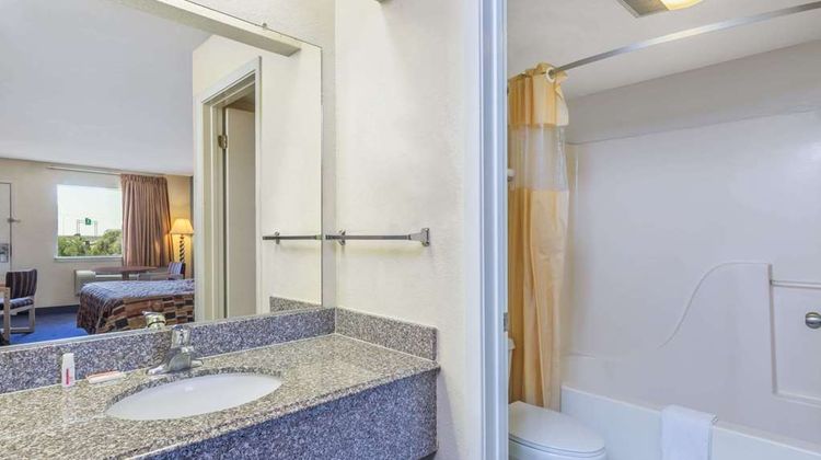 Days Inn San Antonio Room