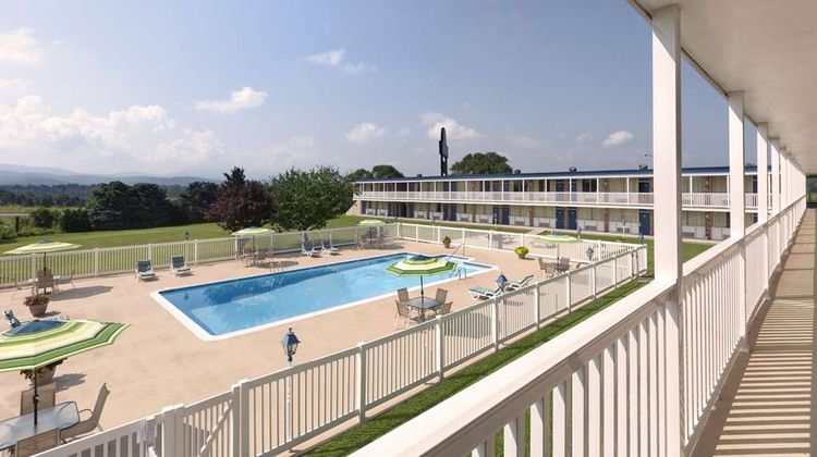 Days Inn Waynesboro Pool