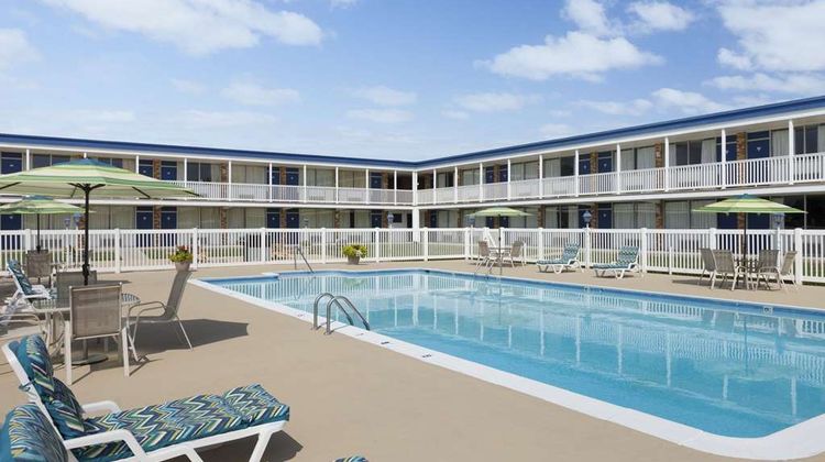 Days Inn Waynesboro Pool