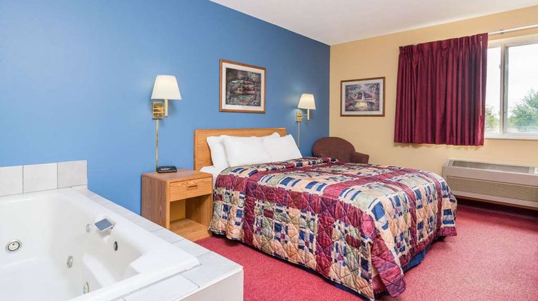 <b>Days Inn West-Eau Claire Suite</b>. Images powered by <a href="https://iceportal.shijigroup.com/" title="IcePortal" target="_blank">IcePortal</a>.
