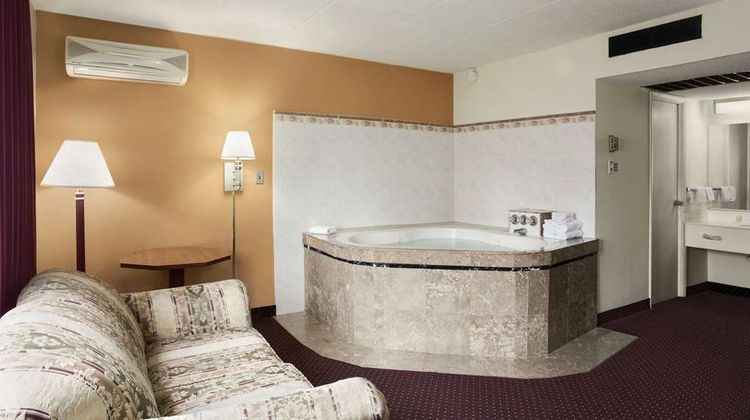 Ramada by Wyndham Pittsburgh/New Stanton Room