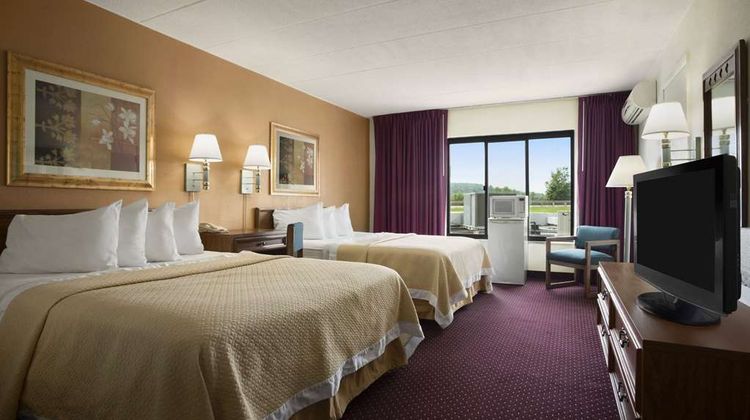 Ramada by Wyndham Pittsburgh/New Stanton Room
