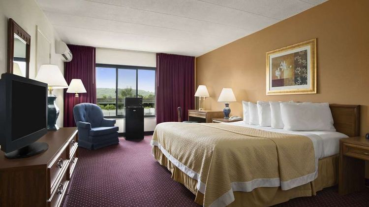 Ramada by Wyndham Pittsburgh/New Stanton Room