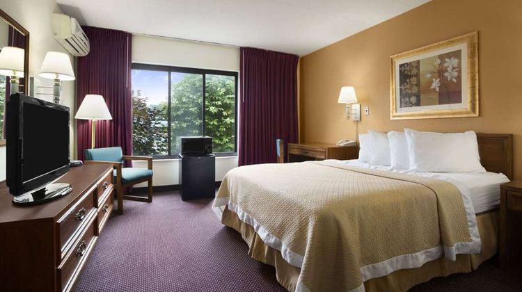 Ramada by Wyndham Pittsburgh/New Stanton Room