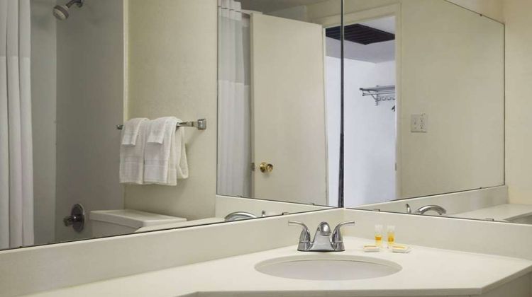 Ramada by Wyndham Pittsburgh/New Stanton Room