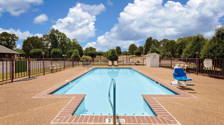 Days Inn Savannah Pool