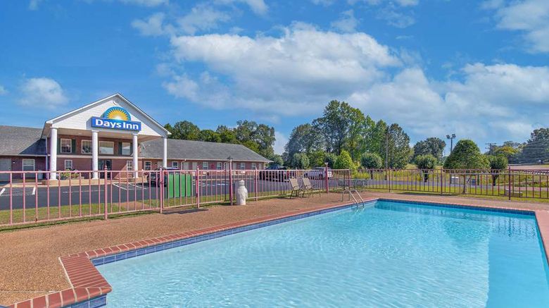<b>Days Inn Savannah Pool</b>. Images powered by <a href="https://iceportal.shijigroup.com/" title="IcePortal" target="_blank">IcePortal</a>.
