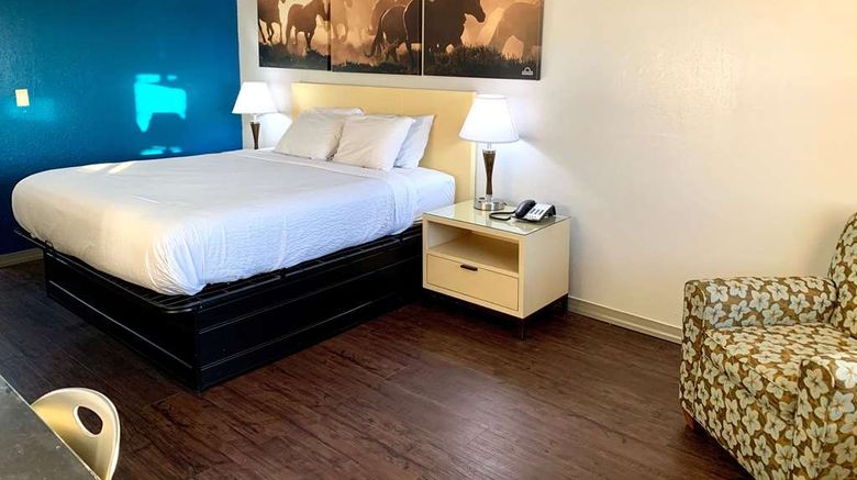 <b>Days Inn Canton Room</b>. Images powered by <a href="https://iceportal.shijigroup.com/" title="IcePortal" target="_blank">IcePortal</a>.