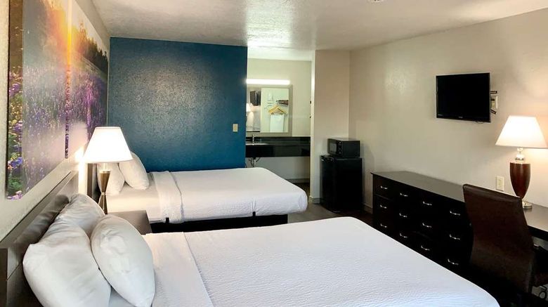 <b>Days Inn Canton Room</b>. Images powered by <a href="https://iceportal.shijigroup.com/" title="IcePortal" target="_blank">IcePortal</a>.